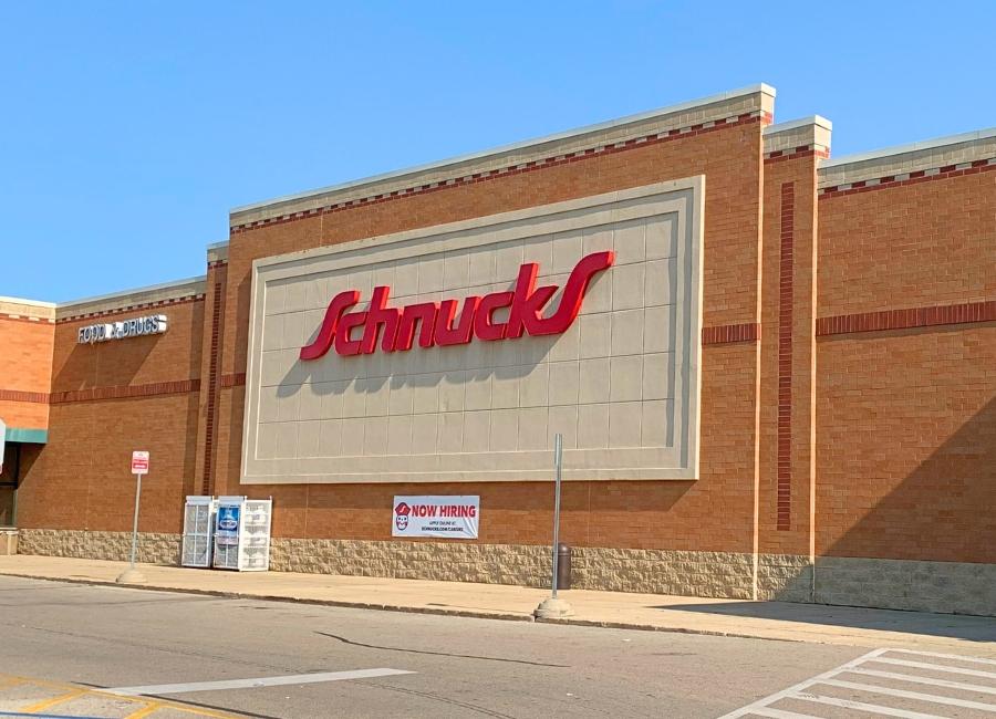 Schnucks storefront in Rockford Plaza